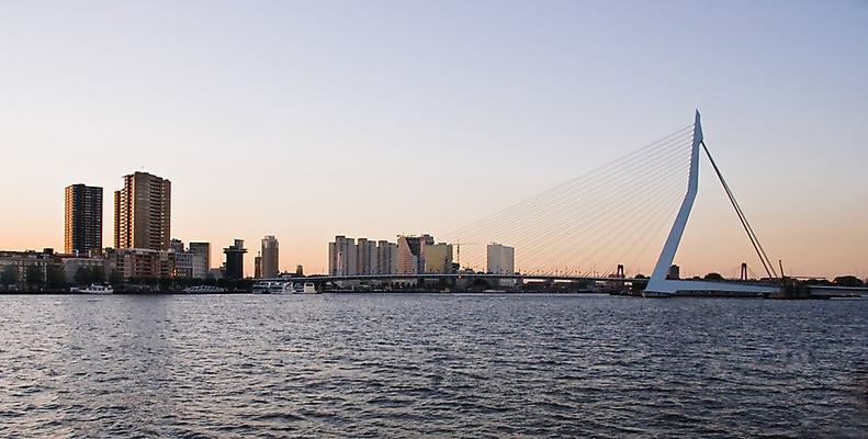 포토 JPG 해외이미지 외관 산업 비즈니스 공장 주택 항해 풍경 사람없음 건물 물 강 햇빛 환경 흐름 업무 작업 보트 개울 강가 기중기 리빙 해외202004 해외포토 자연요소 건축물 컨셉 배_교통 공업 태양 중장비 파일형식 이미지허브