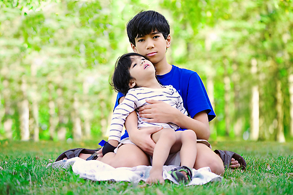 포토 JPG 해외이미지 웰빙 응시 어린이 가족 태국 함께함 건강 사랑 앉기 동양인 소년 잔디 야외 두명 여름 맑음 가을 잡기 결합 장애인 형제 부드러움 장애 걸음마 남동생 돌봄 헬프 혼혈 해외202004 해외포토 식물 시선 계절 남자 감정 아시아 컨셉 관계 모션 날씨 사람 인종 도움 감각 다문화 동생 파일형식 이미지허브