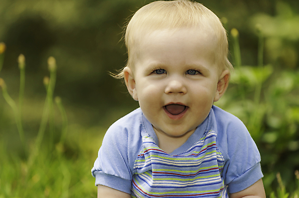 포토 JPG 해외이미지 남자 행복 한명 미소 웃음 사람 소년 상반신 앞모습 파란색 금발 머리 아기 천진난만 남자아기한명만 해외202004 해외포토 1 헤어스타일 감정 어린이 뷰포인트 컬러 컨셉 표정 신체부위 남자한명만 남자아기만 파일형식 이미지허브