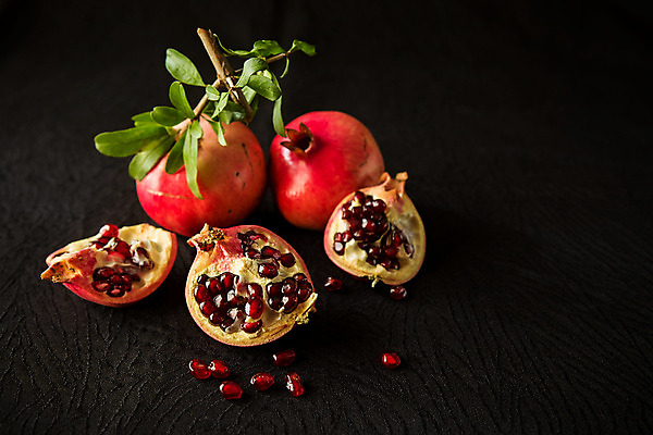 포토 JPG 해외이미지 음식 과일 부분 검은배경 건강 씨앗 사람없음 가로 빨간색 초록색 신선 달콤 유기농 질감 석류 깨짐 숙성 채식주의자 카피스페이스 해외202004 해외포토 식물 웰빙 컬러 백그라운드 컨셉 검은색 공백 맛 채식 파일형식 이미지허브