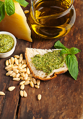 포토 JPG 해외이미지 음식 빵 유리병 치즈 실내 사람없음 올리브오일 종지 잣 바질 페스토 나무배경 해외202004 해외포토 그릇 백그라운드 병_용기 유제품 내부 견과류 소스_음식 기름_음식 파일형식 이미지허브