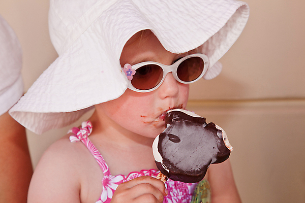 포토 JPG 해외이미지 여자 딸 어린이 음식 아이스크림 디저트 한명 야외 냉동 얼음 추위 흰색 아기 잡기 달콤 맛 핥기 먹기 크림 마야 걸음마 바닐라 해외202004 해외포토 자연요소 1 컬러 컨셉 가족 모션 사람 마야문명 파일형식 이미지허브