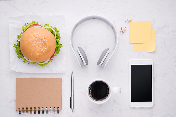 포토 JPG 해외이미지 커피 패스트푸드 실내 사람없음 스마트폰 하이앵글 볼펜 헤드셋 햄버거 인스턴트 정크푸드 오브젝트 포스트잇 흰배경 스프링노트 해외202004 해외포토 음료 음식 뷰포인트 음향기기 백그라운드 내부 핸드폰 스마트기기 펜 헤드폰 공책 흰색 메모지 파일형식 이미지허브