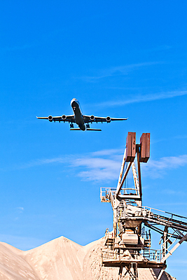 포토 JPG 해외이미지 산업 지구 여행 날개 교통시설 하늘 휴가 비행기 주택 사람없음 건물 파란색 쌓기 금속 기계 장비 벨트 비행 신선 제조 공항 위험 땅 삽 발굴 국자 타이어 엔진 기어 땅파기 착륙 해외202004 해외포토 건축물 잡화 컬러 교통 컨셉 항공교통 모션 재질 주방용품 대중교통 시설 파일형식 이미지허브