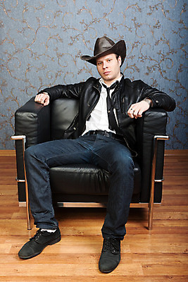 포토 JPG 해외이미지 백인 남자 유럽 의자 한명 사람 앉기 소년 성인 내부 갈색 검은색 재킷 기쁨 흰색 청바지 카우보이 가죽 싱글 긍정 어려움 스타일 해외202004 해외포토 서양인 1 감정 나라 어린이 컬러 가구 컨셉 바지 모션 외투 파일형식 이미지허브