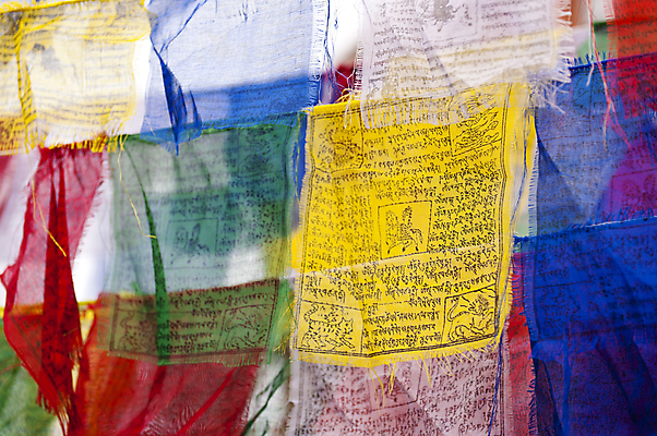 포토 JPG 해외이미지 배너 종교 불교 하늘 사람없음 컬러풀 기도 깃발 심볼 명상 네팔 히말라야 해외202004 해외포토 아시아 컬러 파일형식 산맥 이미지허브