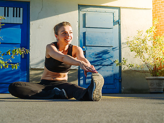 포토 JPG 해외이미지 여자 행복 스포츠 신체 갈색머리 건강 한명 앉기 성인 야외 운동 햇빛 스트레칭 날씬함 연습 해외202004 해외포토 1 헤어스타일 감정 모션 사람 태양 몸매 파일형식 이미지허브