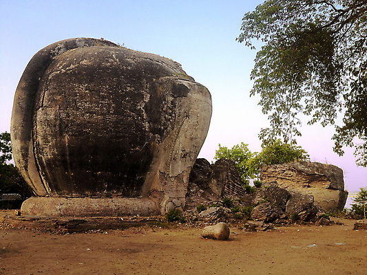 포토 JPG 해외이미지 전통 아시아 종교 문화 조각 여행 불교 건축양식 자연 코끼리 사람없음 야외 건물 조각상 탑 바위 용 사찰 역사 사자 큼 천연기념물 랜드마크 미얀마 숭배 옛날 인도차이나반도 파멸 해외202004 해외포토 건축물 건축 나라 컨셉 포유류 종교건축 조형물 돌_바위 크기 생태계 파일형식 소멸 이미지허브