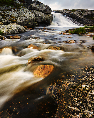 포토 JPG 해외이미지 유럽 자연 북유럽 노르웨이 풍경 사람없음 야외 물 여름 폭포 암초 산악지대 스칸디나비아 해외202004 해외포토 자연요소 계절 나라 산 생태계 파일형식 이미지허브