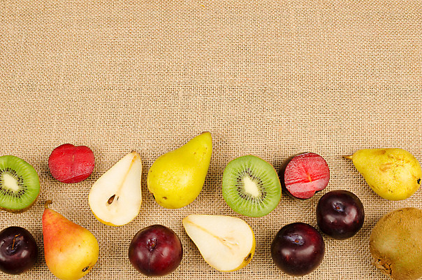 포토 JPG 해외이미지 음식 백그라운드 과일 재료 탁자 건강 사람없음 목재 가로 하이앵글 여러개 시골 신선 변화 배열 반쪽 슬라이스 자두 정물화 채식주의자 카피스페이스 개조 해외202004 해외포토 나무 뷰포인트 가구 다수 컨셉 공백 그림 채식 파일형식 이미지허브