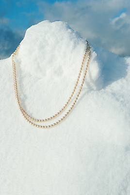 포토 JPG 해외이미지 겨울 목걸이 장신구 사람없음 유행 추위 보석 구슬 구슬장식 해외202004 해외포토 계절 장식 광석 파일형식 이미지허브