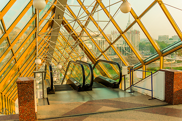 포토 JPG 해외이미지 디자인 유럽 산업 여행 백그라운드 비즈니스 건축양식 교통시설 모션 유리 지붕 거리 실내 사람없음 야외 내부 건물 빛 계단 금속 장비 에너지 도시 보행자 터널 전철 역 엘리베이터 쇼핑몰 천장 러시아 장면 에스컬레이터 일반 단계 모스크바 철강 해외202004 해외포토 건축물 건축 나라 길 육상교통 교통 재질 대중교통 시설 파일형식 이미지허브