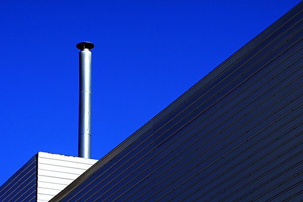 포토 JPG 해외이미지 산업 포장 건축양식 하늘 지붕 사람없음 파란색 금속 힘 장비 튜브 공학 철강 파이프라인 해외202004 해외포토 교육 건축 컬러 재질 파이프_관 파일형식 이미지허브