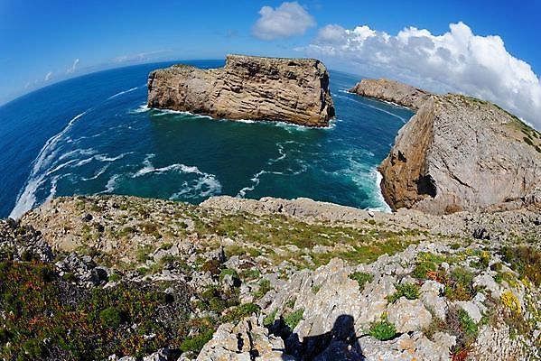 포토 JPG 해외이미지 계절 유럽 파도 바다 섬 곡선 자연 하늘 날씨 휴식 풍경 해변 사람없음 야외 물 여름 파란색 컬러풀 거품 바위 흰색 성자 망토 포르투갈 그림 사암 대서양 어안 수평선 해외202004 해외포토 자연요소 나라 종교 선 컬러 컨셉 돌_바위 생태계 파일형식 이미지허브