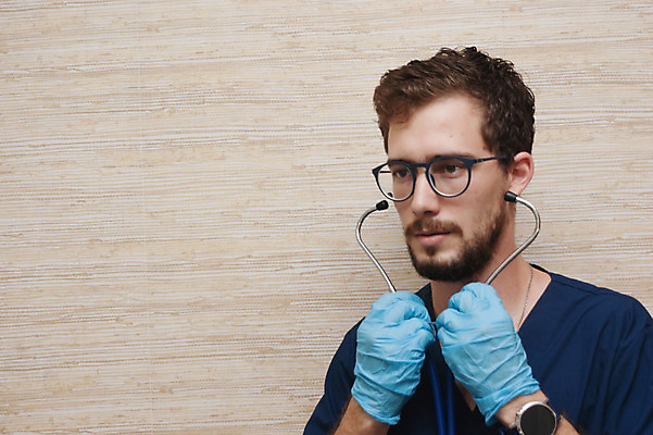 포토 JPG 해외이미지 스튜디오촬영 백인 직업 라이프스타일 응시 남자 행복 중년 유니폼 청진기 청소년 실내 병원 한명 서기 사람 아웃포커스 약 건강관리 의사 잡기 실험복 작업 전문직 흰배경 돌봄 남자한명만 카피스페이스 해외202004 해외포토 서양인 1 시선 옷 감정 백그라운드 의학 의료기기 모션 촬영기법 건강 관리 성인 내부 생활 공백 의료진 흰색 가운 남자만 파일형식 이미지허브