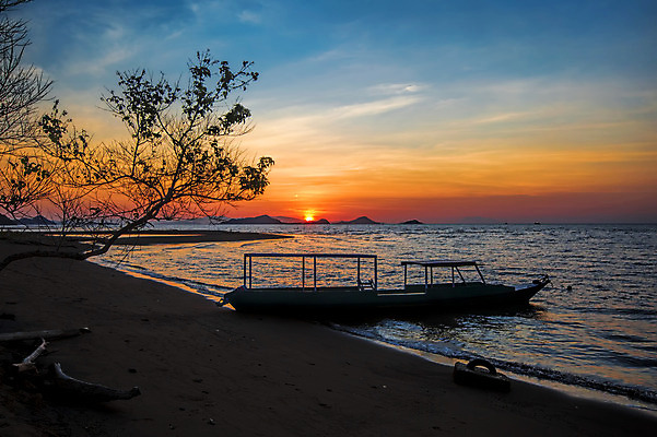 포토 JPG 해외이미지 나무 공원 바다 섬 여행 백그라운드 자연 하늘 휴가 휴식 국립공원 풍경 사람없음 야외 물 여름 파란색 햇빛 태양 침묵 일몰 만 보트 저녁 인도네시아 전국 파라다이스 해외202004 해외포토 자연요소 식물 계절 공공시설 아시아 컬러 컨셉 배_교통 노을 소리 야간 생태계 파일형식 이미지허브