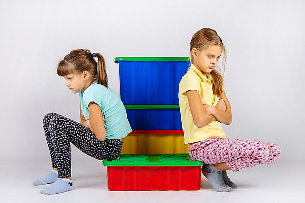 포토 JPG 해외이미지 감정 유럽 어린이 관계 놀이 선물 앉기 소녀 두명 상자 컬러풀 장난감 놀람 우정 게임 관찰 큼 플라스틱 자매 싸움 수납 짐싸기 관심 러시아인 해외202004 해외포토 서양인 여자 나라 컬러 가족 모션 재질 표정 사람 친구 크기 파일형식 이미지허브