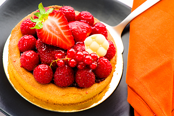 포토 JPG 해외이미지 접시 열매 음식 결혼 포크 과일 부분 딸기 디저트 사탕 요리 사람없음 빨간색 여름 컬러풀 케이크 초콜릿 식사 희망 빵집 껍질 흰색 축하 대접 신선 원형 생일 달콤 맛 설탕 굽기 냅킨 산딸기 프랑스어 건포도 타르트 페스츄리 핸드메이드 해외202004 해외포토 도형 식물 문자 식기 계절 기념일 감정 빵 컬러 컨셉 포도 이벤트 상점 구이 파이_빵 건과일 파일형식 이미지허브