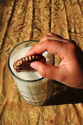 포토 JPG 해외이미지 손 음식 빵 조각 백그라운드 패턴 신체 부분 손가락 유리 추상 디저트 건강 사람 사람없음 쿠키 케이크 초콜릿 검은색 줄무늬 우유 흰색 잡기 황금 달콤 맛 손톱 설탕 굽기 크림 질감 반죽 고립 타르트 페스츄리 해외202004 해외포토 컬러 컨셉 무늬 모션 재질 유제품 신체부위 구이 파이_빵 파일형식 이미지허브