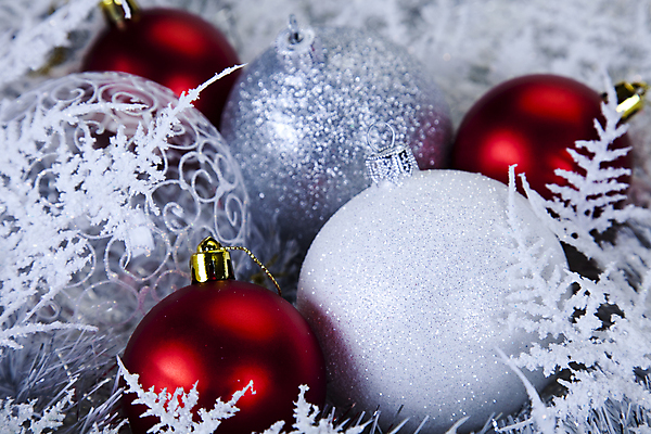 포토 JPG 해외이미지 크리스마스장식 크리스마스 실내 근접촬영 사람없음 빨간색 장식볼 은색 오브젝트 오너먼트 해외202004 해외포토 기념일 뷰포인트 컬러 내부 장식 파일형식 이미지허브