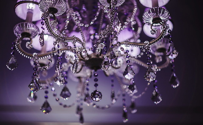 포토 JPG 해외이미지 조명 실내 사람없음 화려 고급 우아함 소프트포커스 크리스탈 샹들리에 해외202004 해외포토 컨셉 촬영기법 내부 광석 파일형식 이미지허브