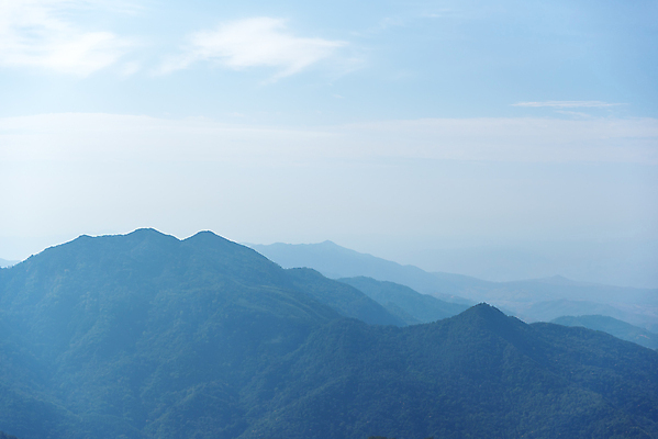 포토 JPG 해외이미지 나무 구름 백그라운드 자연 하늘 산 풍경 사람없음 파란색 안개 정상 숲 언덕 북쪽 해외202004 해외포토 자연요소 식물 컬러 날씨 방향 생태계 파일형식 이미지허브