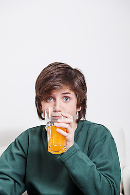 포토 JPG 해외이미지 백인 모델 응시 남자 행복 음료 어린이 백그라운드 오렌지 과일 유리 건강 한명 사람 앉기 소년 세로 초록색 카메라 주스 마시기 흰색 신선 잡기 재산 토스트 옛날 해외202004 해외포토 서양인 1 시선 감정 빵 컬러 모션 재질 금융 전자제품 파일형식 이미지허브