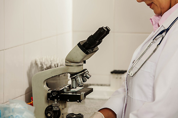 포토 JPG 해외이미지 백인 모델 1 라이프스타일 응시 드레스 여자 교육 과학 새로움 현미경 실험 한명 사람 성인 가로 약 방 장비 작업 재산 실험실 과학자 대학교 생물학 튜브 옛날 해외202004 해외포토 서양인 직업 시선 옷 컨셉 의학 학교 실험기구 생활 금융 학자 파일형식 이미지허브