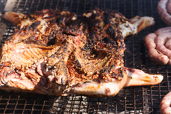포토 JPG 해외이미지 전통 문화 음식 여행 불 돼지고기 스테이크 요리 사람없음 식당 치킨 미국 소 맛 그릴 바비큐 굽기 남쪽 아르헨티나 우루과이 해외202004 해외포토 자연요소 컨셉 북아메리카 포유류 주방용품 서양음식 육류 상점 남아메리카 구이 방향 닭고기요리 파일형식 이미지허브