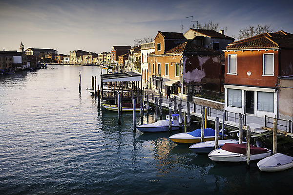 포토 JPG 해외이미지 여행 사람없음 물 관광지 도시풍경 일몰 이탈리아 보트 운하 베네치아 해외202004 해외포토 자연요소 유럽 배_교통 풍경 노을 도시 파일형식 이미지허브