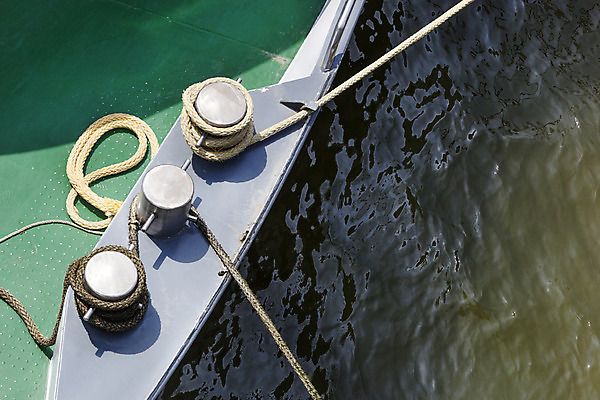 포토 JPG 해외이미지 선 밧줄 바다 항해 안전 사람없음 야외 물 금속 항구 장비 흰색 보트 갑판 묘사 보안 함선 매듭 포트 해외202004 해외포토 자연요소 줄 컬러 배_교통 교통시설 재질 파일형식 이미지허브