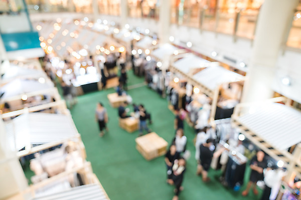 포토 JPG 해외이미지 디자인 백그라운드 비즈니스 추상 주택 서기 사람 이벤트 사람없음 야외 건물 빛 쇼핑 사무실 유행 상점 전시 흰색 그룹 센터 군중 소프트포커스 쇼핑몰 전시회 무역 런던 질감 바쁨 쇼 소매 공평 부스 박람회 블러 엑스포 이상 해외202004 해외포토 건축물 산업 컬러 무늬 모션 영국 촬영기법 파일형식 이미지허브