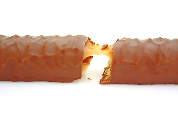 포토 JPG 해외이미지 음식 조각 백그라운드 다이어트 재료 디저트 건강 사탕 사람없음 갈색 과자 초콜릿 검은색 어둠 기쁨 우유 흰색 바 닫기 달콤 맛 폐기물 유혹 설탕 먹기 기아 칼로리 코코아 고립 깨짐 식용 카카오 해로움 캐러멜 해외202004 해외포토 감정 음료 컬러 컨셉 모션 유제품 쓰레기 사회이슈 파일형식 이미지허브