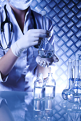 포토 JPG 해외이미지 여자 청진기 실내 실험 마스크 한명 들기 상반신 성인 앞모습 액체 화학 실험실 과학자 플라스크 파란배경 비커 성인여자한명만 해외202004 해외포토 직업 1 뷰포인트 과학 백그라운드 의료기기 모션 실험기구 사람 내부 파란색 학자 여자한명만 성인여자만 파일형식 이미지허브