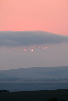 포토 JPG 해외이미지 나무 구름 분홍색 하늘 사람없음 여름 태양 일몰 회색 저녁 언덕 7월 사우스다운스 해외202004 해외포토 자연요소 식물 계절 컬러 노을 날짜 야간 파일형식 이미지허브