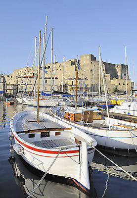 포토 JPG 해외이미지 하늘 사람없음 야외 건물 물 파란색 항구 이탈리아 흰색 보트 성 천연기념물 나폴리 카피스페이스 해외202004 해외포토 자연요소 건축물 유럽 컬러 배_교통 교통시설 공백 파일형식 이미지허브