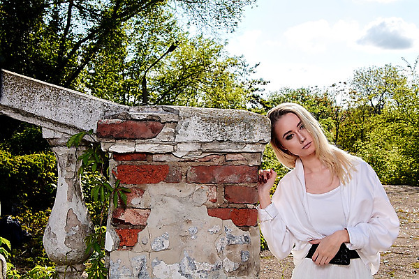 포토 JPG 해외이미지 백인 모델 라이프스타일 드레스 여자 행복 유럽 여행 셔츠 건강 한명 야외 치마 금발 유행 여행객 수확 도시 화려 우아함 타운 내추럴 화창 해외202004 해외포토 서양인 1 헤어스타일 옷 감정 나라 컨셉 상의 농업 하의 날씨 사람 생활 파일형식 이미지허브