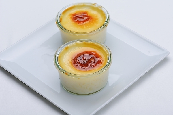 포토 JPG 해외이미지 실내 사람없음 두개 흰배경 푸딩 크렘브륄레 해외202004 해외포토 백그라운드 2 디저트 내부 흰색 파일형식 이미지허브