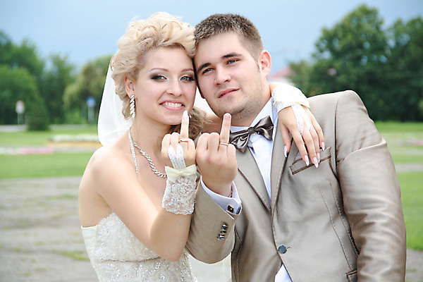 포토 JPG 해외이미지 커플 여자 남자 꽃 행복 감정 꽃다발 결혼 장난 관계 결혼식 키스 함께함 사랑 웃음 사람 성인 야외 두명 유행 반지 베일 해외202004 해외포토 식물 컨셉 장신구 표정 이벤트 애정표현 파일형식 이미지허브