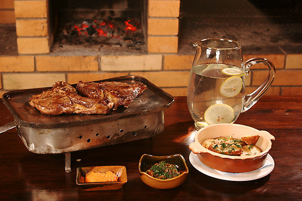 포토 JPG 해외이미지 남자 음료 음식 불 감자 육류 사람없음 식사 샐러드 소고기 튀김 시골 신선 배고픔 준비 석탄 수유 심각 해외202004 해외포토 자연요소 컨셉 채소 식재료 사람 파일형식 이미지허브