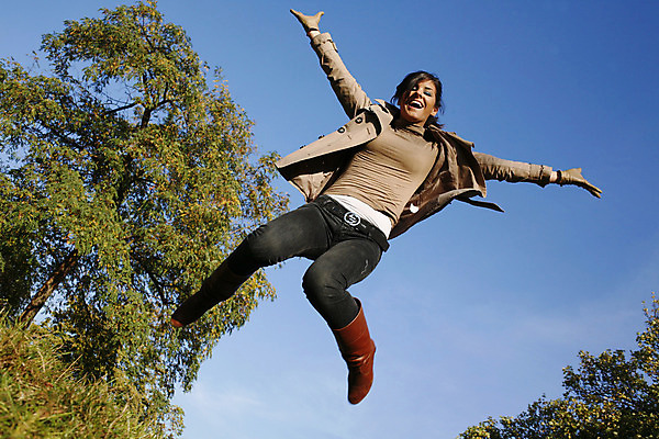 포토 JPG 해외이미지 나무 공원 여자 잎 자연 휴식 한명 사람 야외 달리기 점프 기쁨 아내 해외202004 해외포토 식물 1 공공시설 감정 컨셉 모션 생태계 파일형식 이미지허브