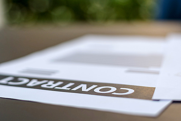 포토 JPG 해외이미지 백인 직업 손 종이 컨셉 비즈니스 텍스트 탁자 성공 노동자 직장 사람 앉기 사람없음 금융 노트북 컴퓨터 사무실 펜 거래 흰색 잡기 업무 비즈니스맨 정상 편지 책상 계약 사인 보고서 경영자 서식 문서 서명 변호사 경영 고용 해외202004 해외포토 서양인 남자 컬러 가구 회사 모션 신체부위 경제 전자제품 필기구 구직 작업 직장인 리더 채용 파일형식 이미지허브