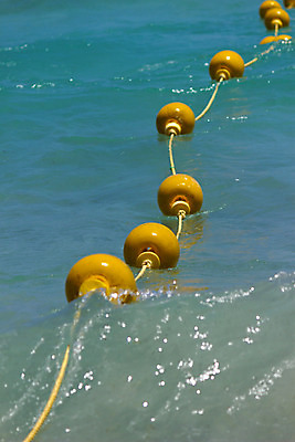 포토 JPG 해외이미지 호수 밧줄 줄 파도 바다 공 표시 항해 경비 안전 풍경 사람없음 물 여름 파란색 노란색 항구 장비 젖음 보트 위험 플라스틱 신호 해군 지역 네비게이션 부표 안전요원 헬프 해외202004 해외포토 자연요소 계절 컬러 컨셉 배_교통 교통시설 재질 군대 도움 보호 파일형식 이미지허브