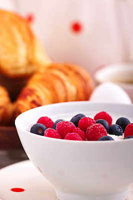 포토 JPG 해외이미지 접시 과일 사람없음 빨간색 파란색 노란색 식사 아침식사 보케 산딸기 건강식 해외202004 해외포토 식기 음식 컬러 파일형식 이미지허브