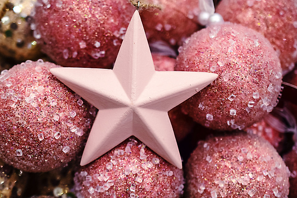 포토 JPG 해외이미지 별 크리스마스장식 크리스마스 실내 근접촬영 사람없음 아웃포커스 장식볼 오브젝트 오너먼트 해외202004 해외포토 자연요소 기념일 뷰포인트 촬영기법 내부 장식 파일형식 이미지허브