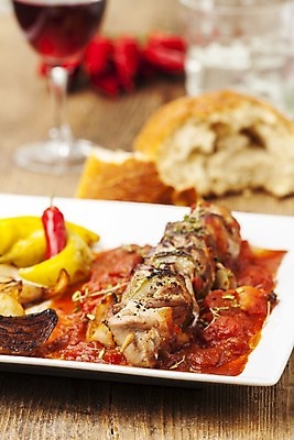 포토 JPG 해외이미지 전통 접시 음식 빵 토마토 부분 양파 육류 돼지고기 요리 사람없음 목재 빨간색 와인 식사 저녁식사 소고기 튀김 시골 뜨거움 막대기 꼬치 맛 그릴 바비큐 굽기 싱글 매움 후추 양고기 케밥 발칸반도 해외202004 해외포토 나무 식기 컬러 컨셉 채소 식재료 재료 주방용품 주류 구이 향신료 파일형식 이미지허브