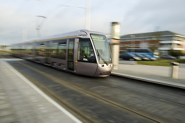 포토 JPG 해외이미지 여행 교통시설 하늘 사람없음 건물 파란색 도시풍경 사무실 새벽 기차 도시 대학교 전차 아일랜드 더블린 귀족 철강 통근 해외202004 해외포토 자연요소 건축물 유럽 육상교통 컬러 교통 비즈니스 학교 대중교통 풍경 시설 출근 파일형식 이미지허브