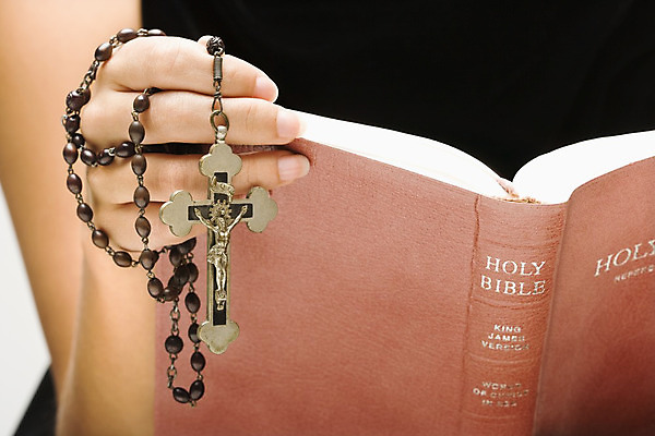 포토 JPG 해외이미지 백인 아이콘 여자 기독교 종교 십자가 실내 한명 사람없음 책 가로 독서 믿음 금속 성경 천주교 기도 오픈 예수 심볼 읽기 통로 증거 신성 묵주 신앙심 정물화 해외202004 해외포토 서양인 1 감정 종교용품 모션 재질 사람 내부 신_종교 그림 파일형식 이미지허브