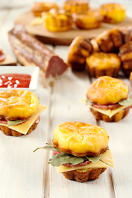 포토 JPG 해외이미지 접시 커피 음식 빵 조각 오이 치즈 쟁반 파슬리 샌드위치 육류 돼지고기 요리 사람없음 세로 식당 저녁식사 소시지 맛 올리브 햄 서빙 칼로리 S 점심식사 미니 뷔페 해외202004 해외포토 식기 알파벳 열매 음료 컨셉 채소 식재료 유제품 상점 식사 가공식품 파일형식 이미지허브