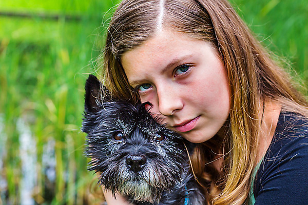 포토 JPG 해외이미지 동물 백인 긴머리 응시 여자 행복 얼굴 어린이 백그라운드 포옹 자연 사랑 한명 웃음 사람 야외 10대 초록색 친구 반려동물 금발 머리 우정 표현 잡기 개 내추럴 돌봄 해외202004 해외포토 서양인 1 헤어스타일 시선 감정 컬러 포유류 관계 안기 모션 청소년 표정 신체부위 생태계 파일형식 이미지허브